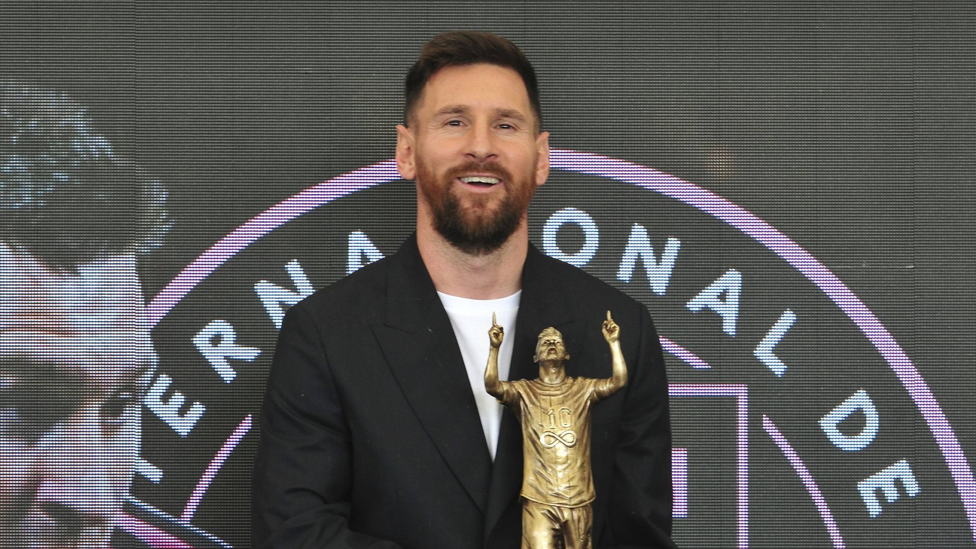 Lionel Messi es honrado con el premio al futbolista con más títulos en la historia