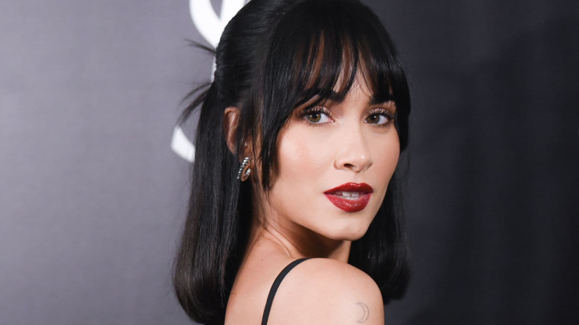 Consigue el labial rojo de Aitana y otras opciones de tendencia que cuidan tus labios