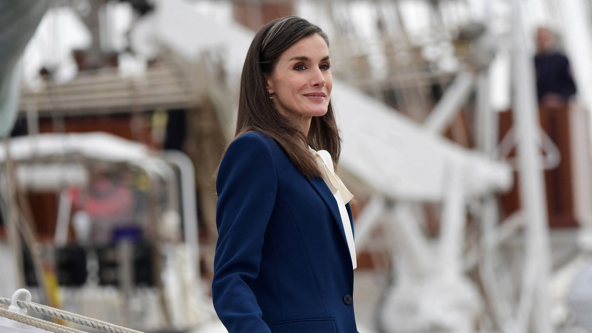 La Reina, en Cádiz con traje de chaqueta en azul 'navy' y diadema joya 