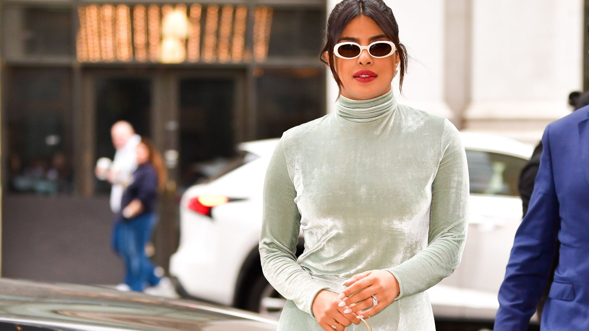 Cuello alto y monocromático: La fórmula trendy de Priyanka Chopra