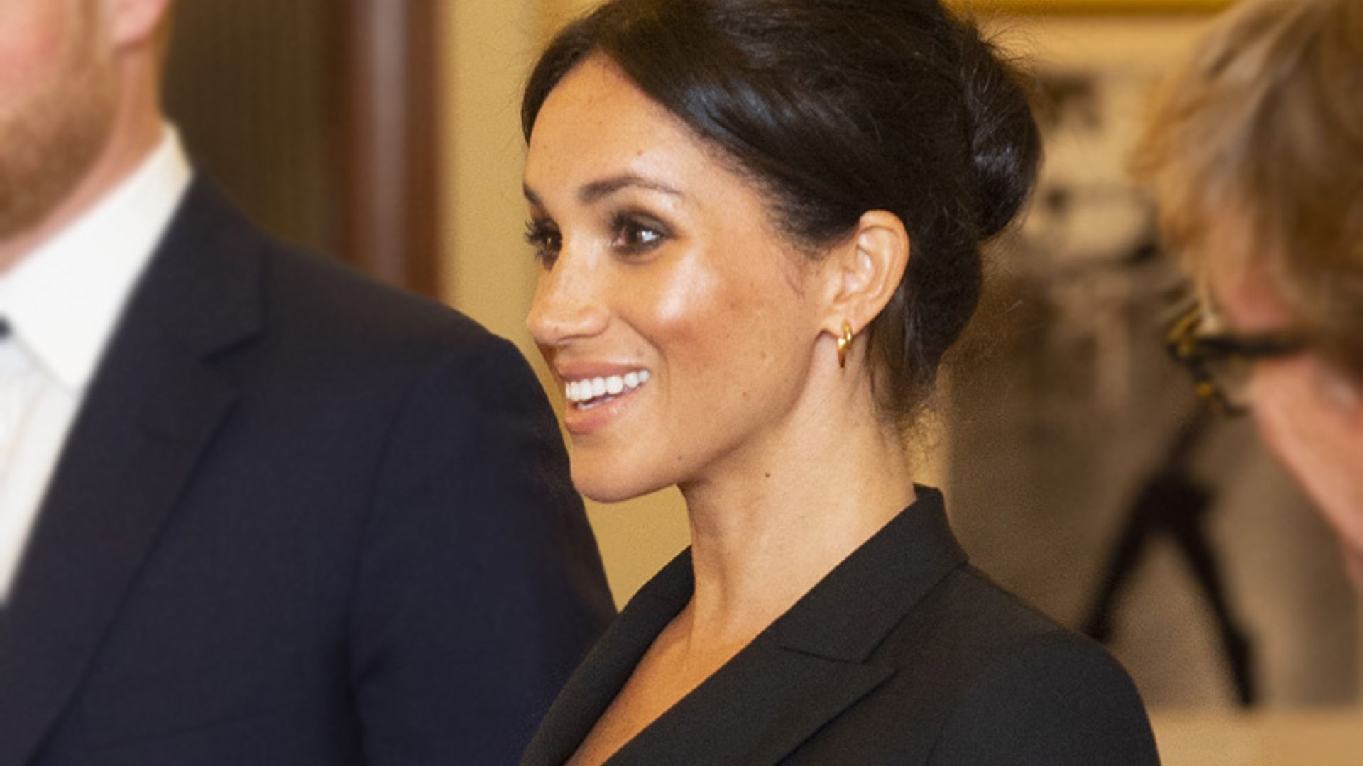 Un 'vestido-blazer' mini, la novedosa elección de Meghan Markle para su vuelta al trabajo