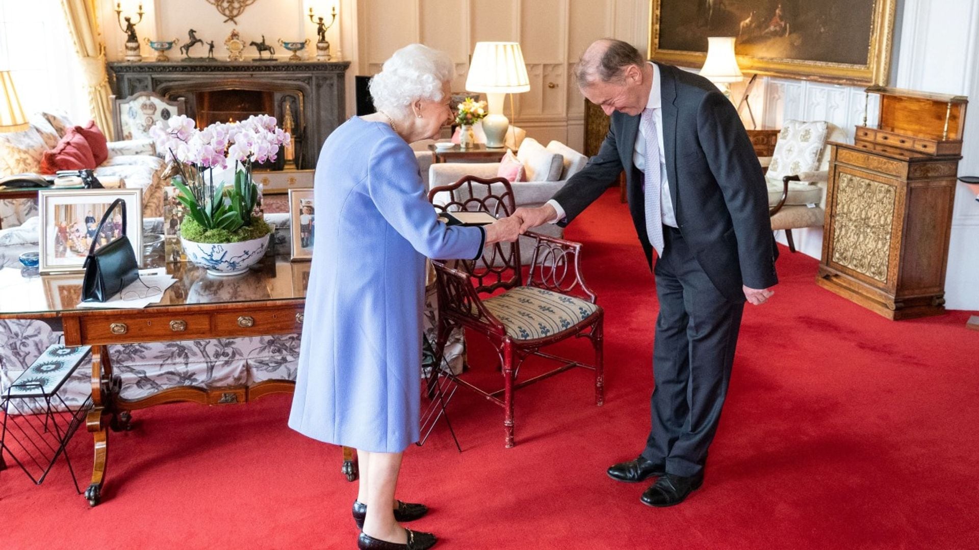 Una foto inédita, las gafas y su bolso: los curiosos detalles en la última audiencia de Isabel II