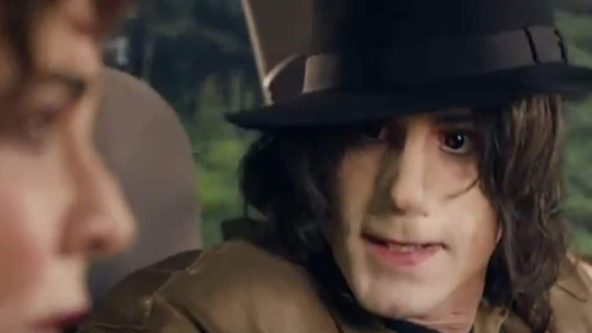 Primera y sorprendente imagen de Joseph Fiennes como Michael Jackson en una serie que ha ofendido a la familia del rey del pop