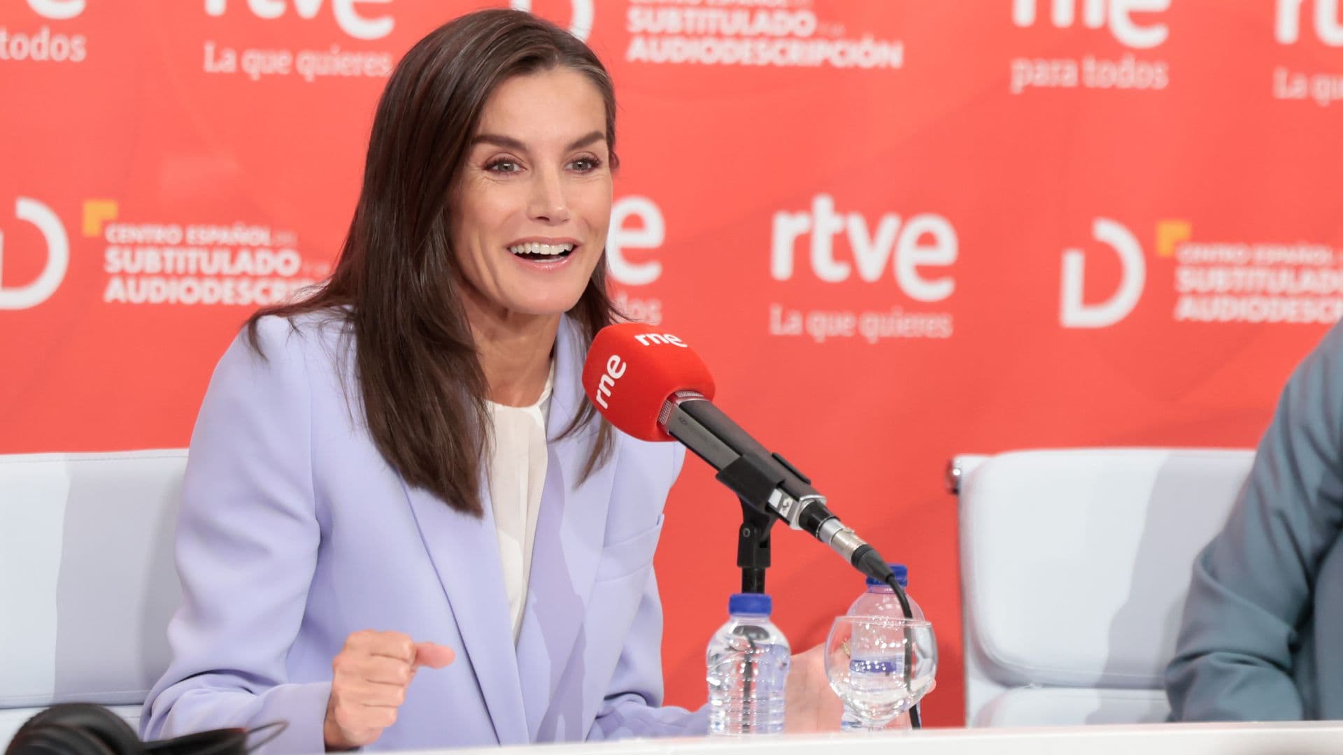 La Reina vuelve a ponerse delante de un micrófono para presentar un servicio de radio más inclusivo