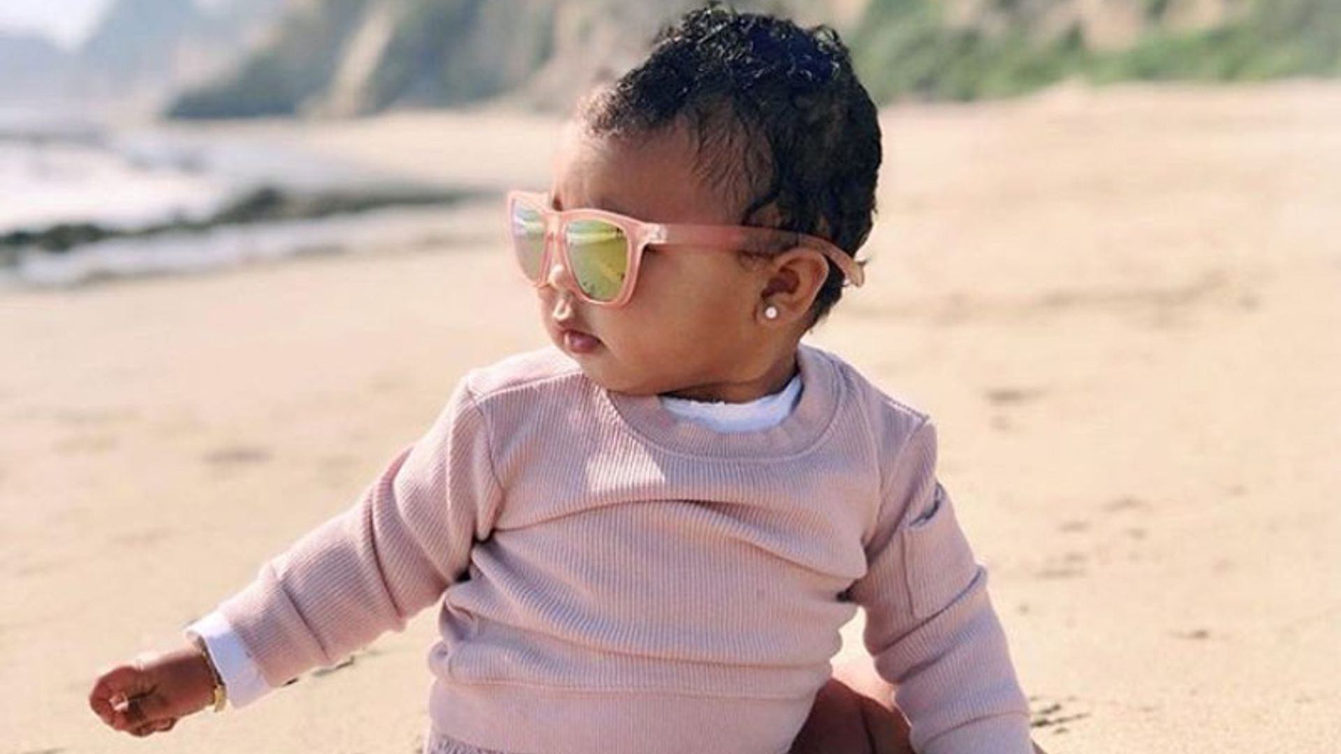 True, la hija de Khloé Kardashian, una simpática modelo en la playa