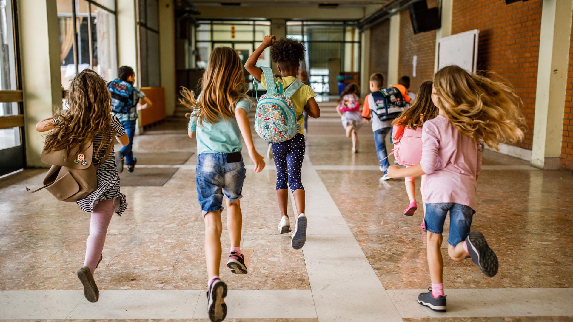 ni os corriendo en los pasillos de un colegio 