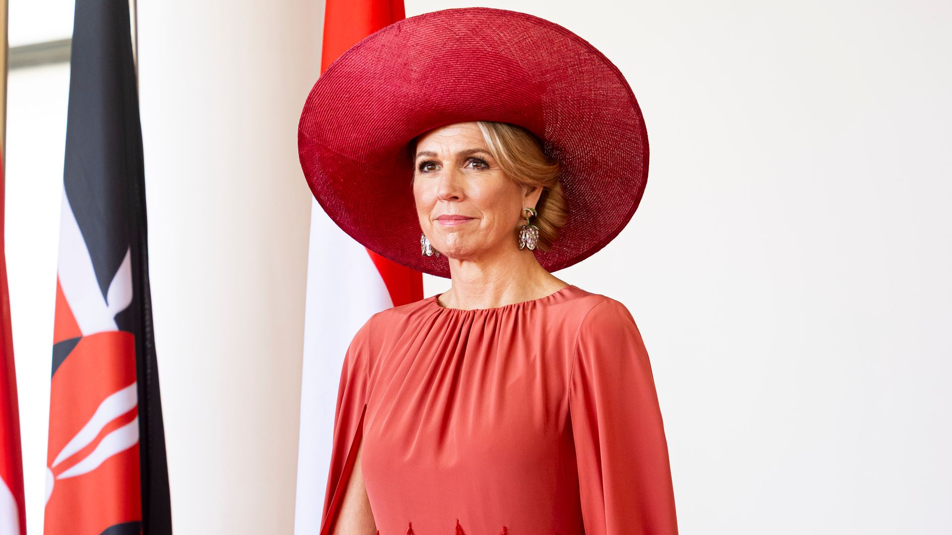 Máxima causa sensación en Nairobi con un abrigo étnico que compró en 2007 y pendientes españoles