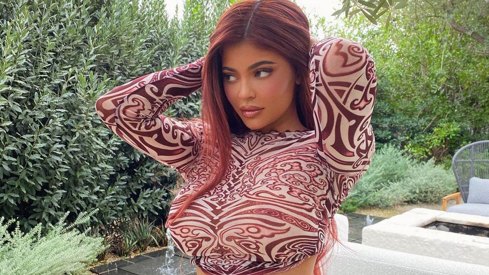 Kylie Jenner y Jennifer Lopez, unidas por el rojo con dos vestidos que no van a dejarte indiferente