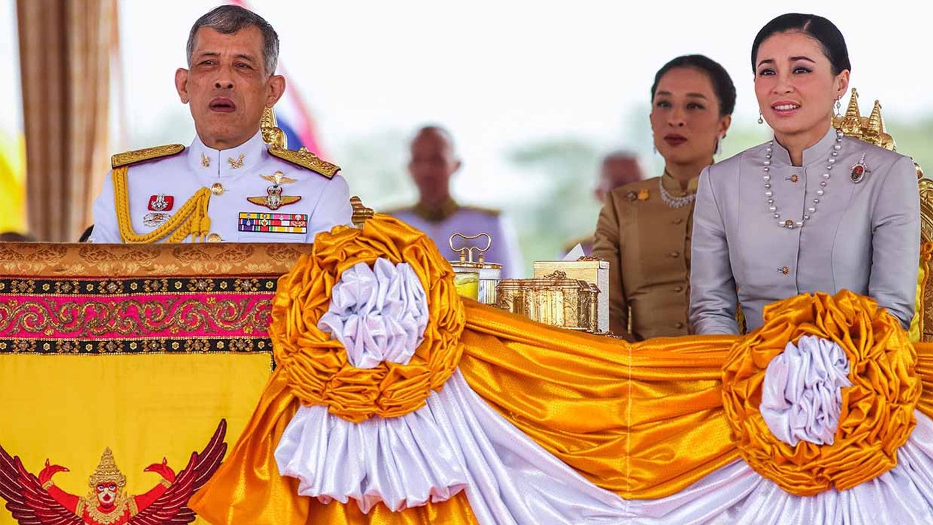 El controvertido confinamiento del rey de Tailandia