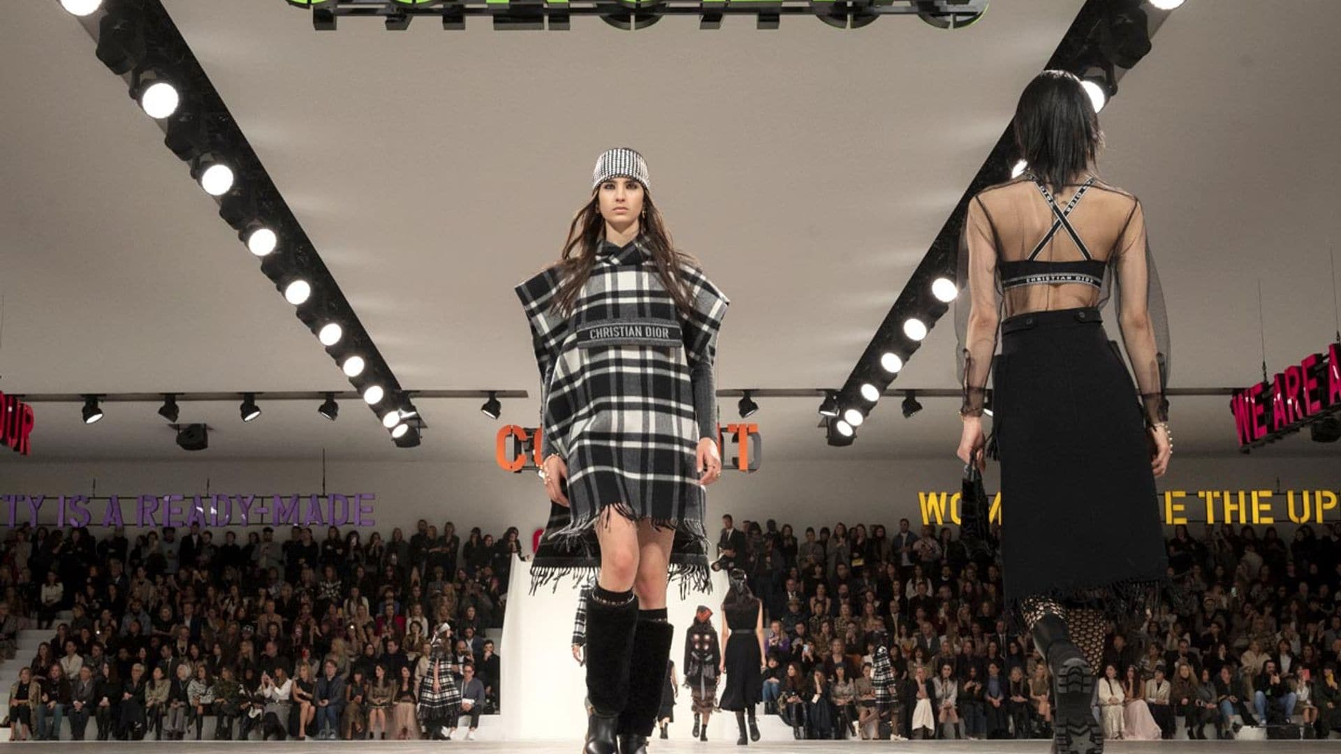 El uniforme de Dior que querrás copiar: estampado de cuadros y pañuelos a la cabeza