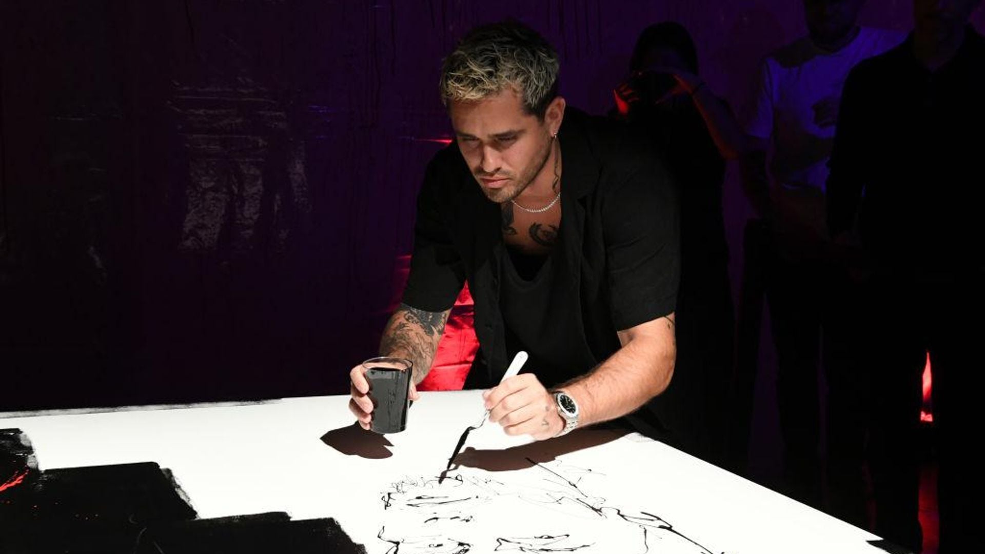 Mr. Dripping, el artista favorito de las celebridades, sorprende con su técnica en el Art Basel