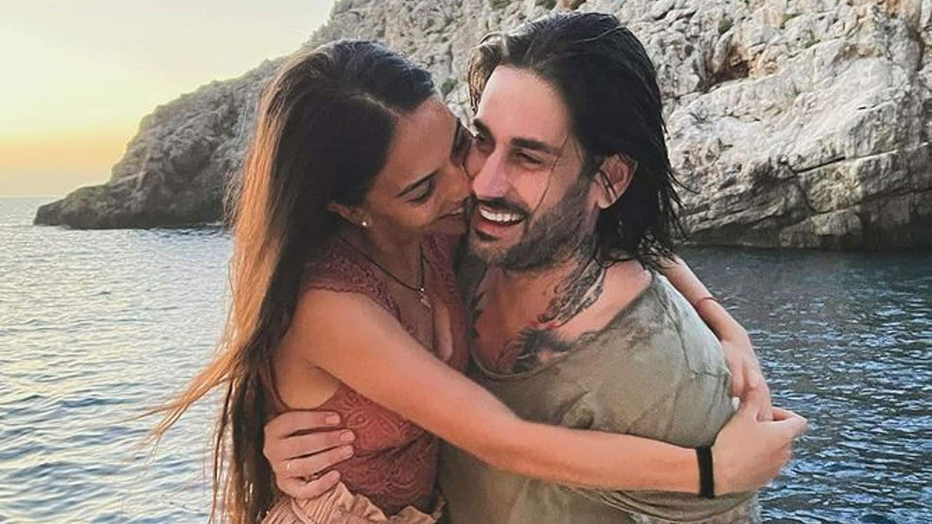 La esposa de Melendi llora al ver las fotos de su boda con el cantante dos años después