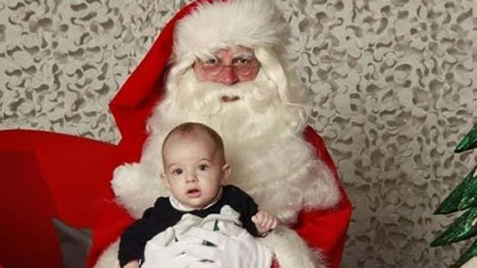 Nicolas de Suecia felicita su primera Navidad junto a Papá Noël