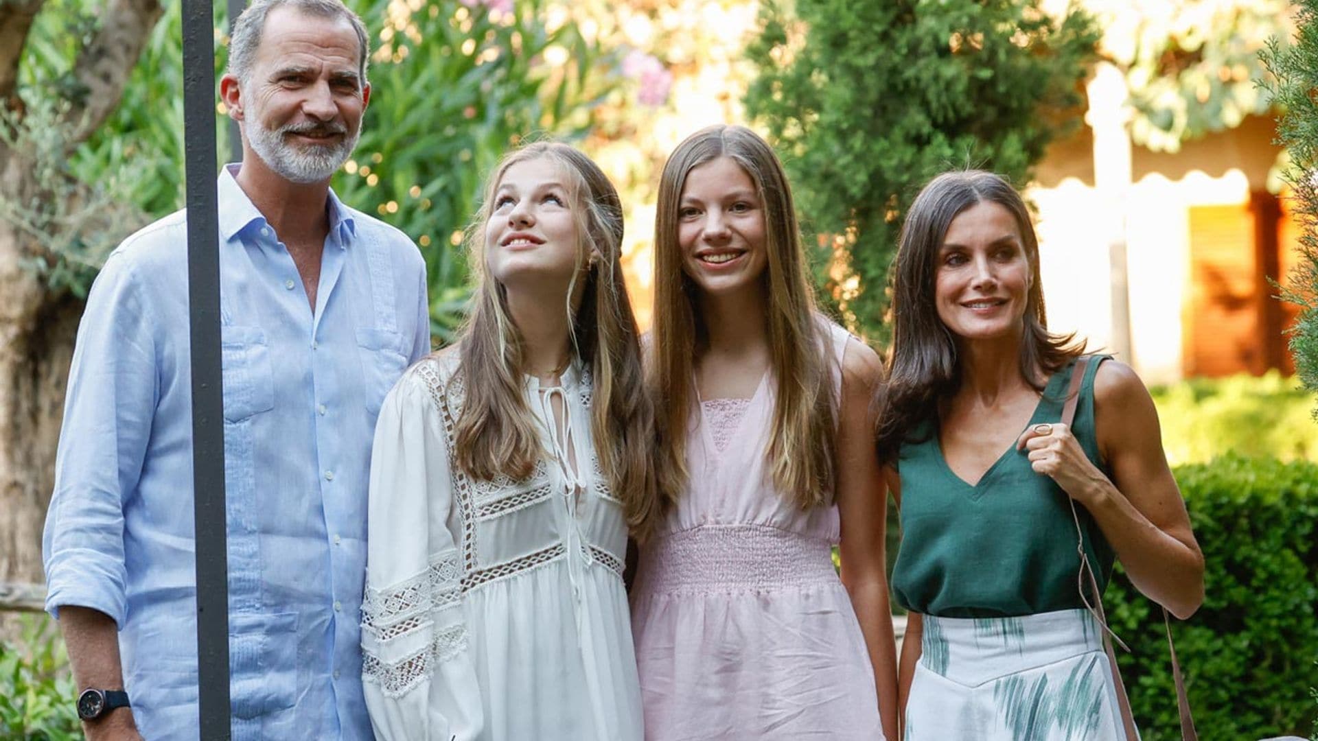 Los Reyes y sus hijas visitan la Cartuja de Valldemossa, una antigua residencia real