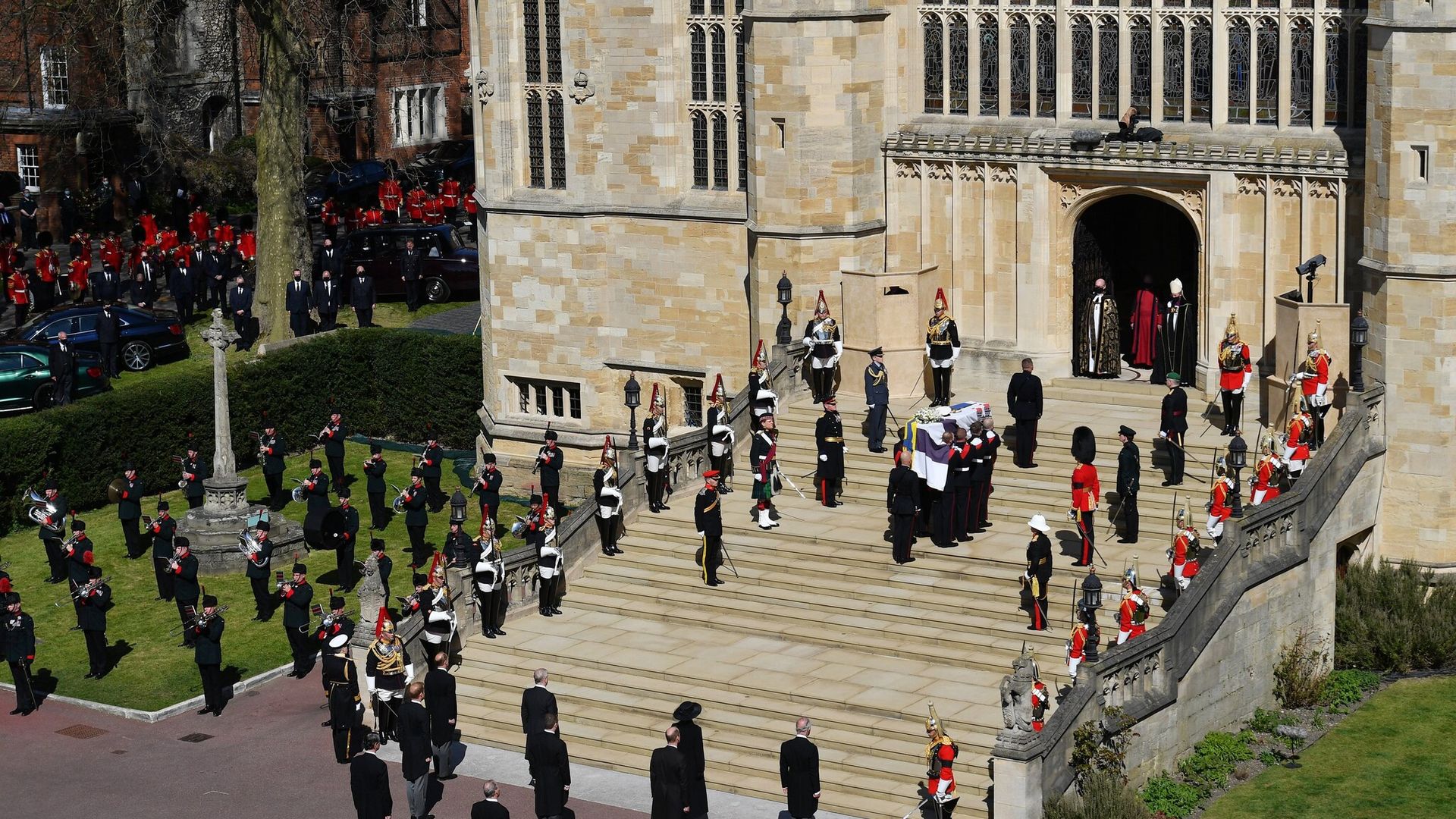 Funeral del príncipe Felipe: William y Harry caminan juntos, la llegada de la reina y más