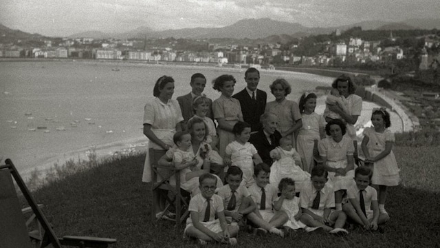 La familia Satrústegui durante sus vacaciones de verano en 1945 en la Torre Satrústegui en San Sebastián 