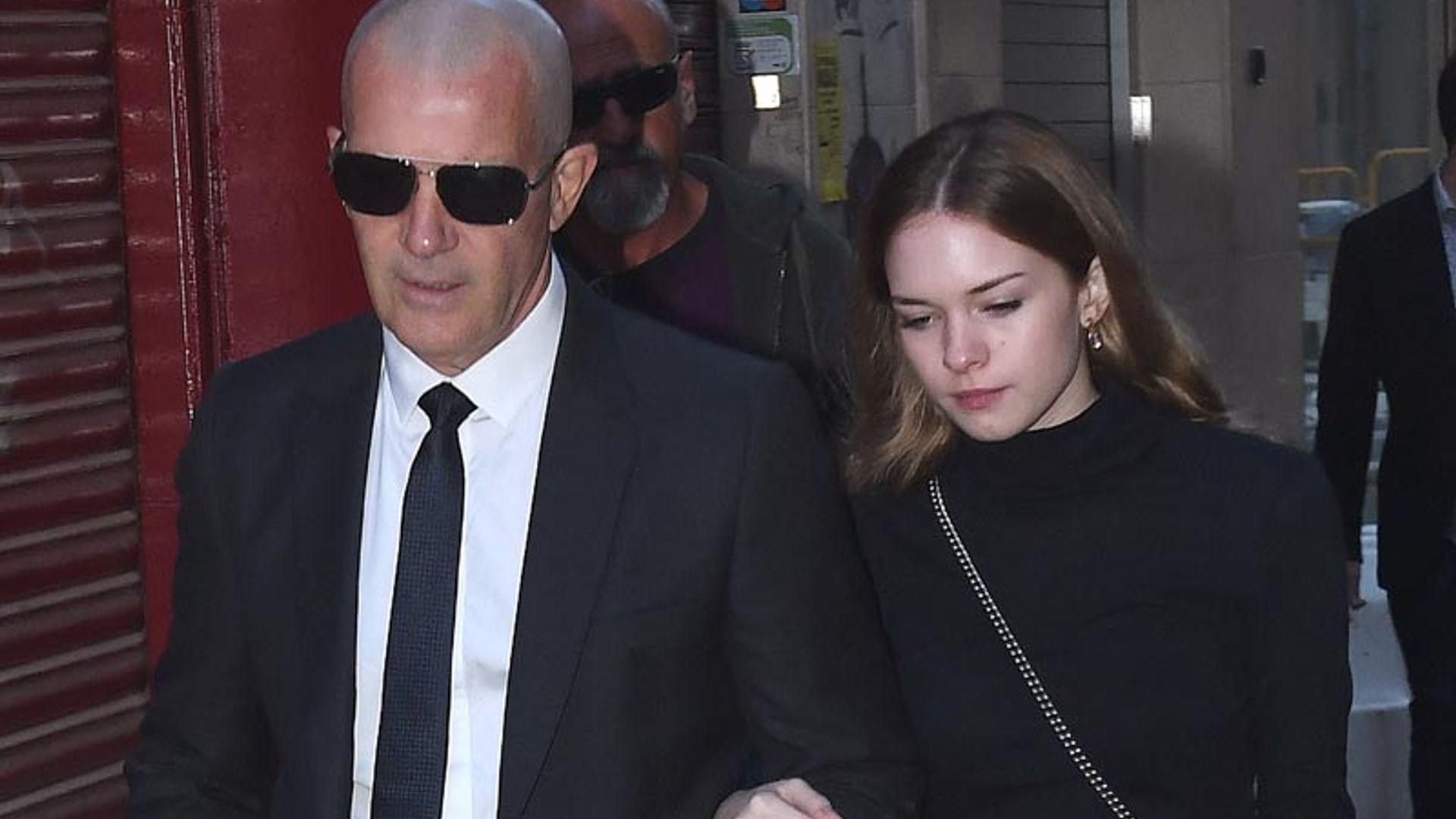 Antonio Banderas, arropado por su hija Stella, en el emotivo funeral en memoria de su madre