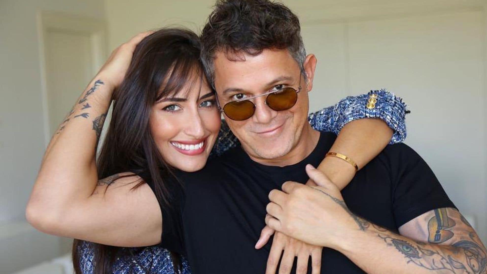 Alejandro Sanz y Rachel Valdés celebran tres años de amor en las playas de Cádiz