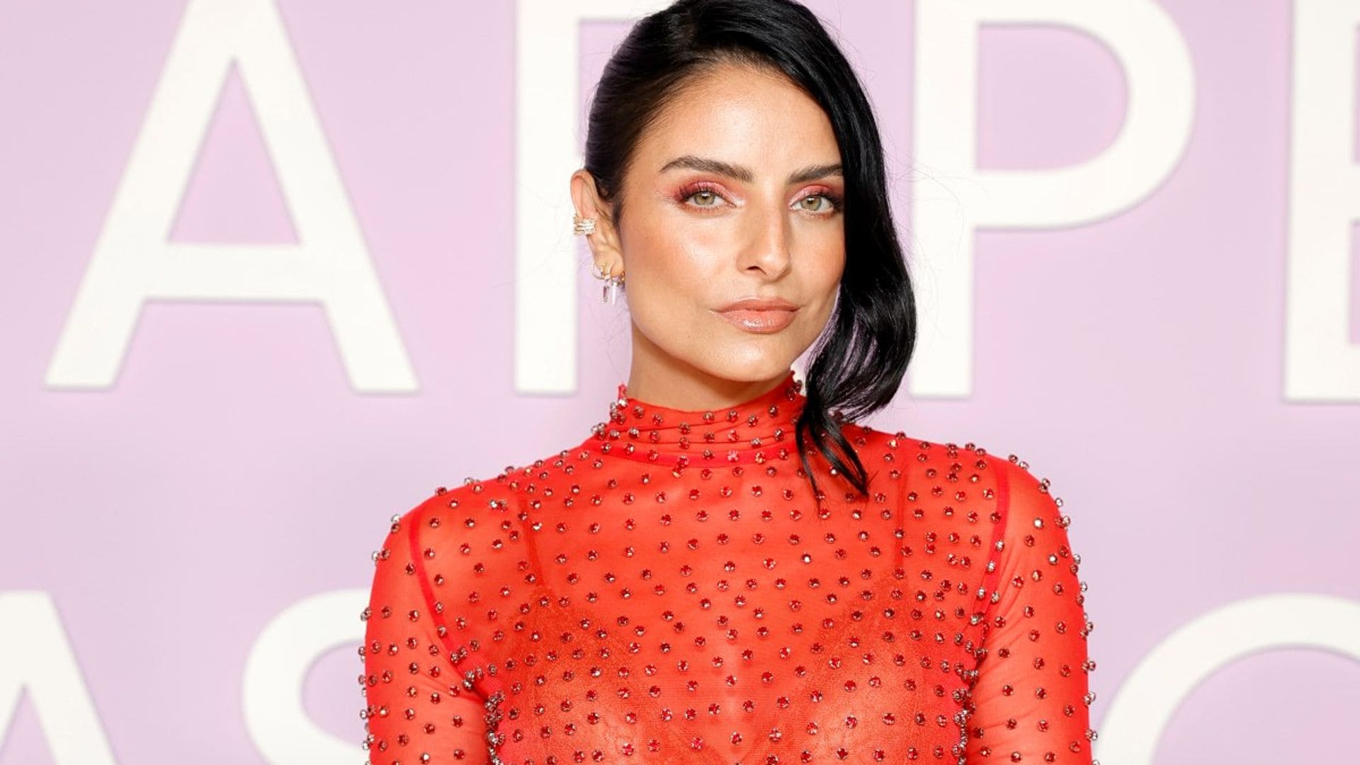 Aislinn Derbez impacta en la alfombra roja con su look más sexy | ¡HOLA!