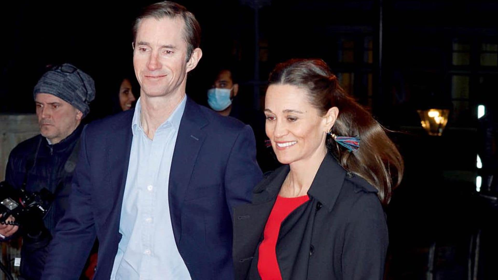 Pippa Middleton apuesta todo al rojo para una divertida noche de circo