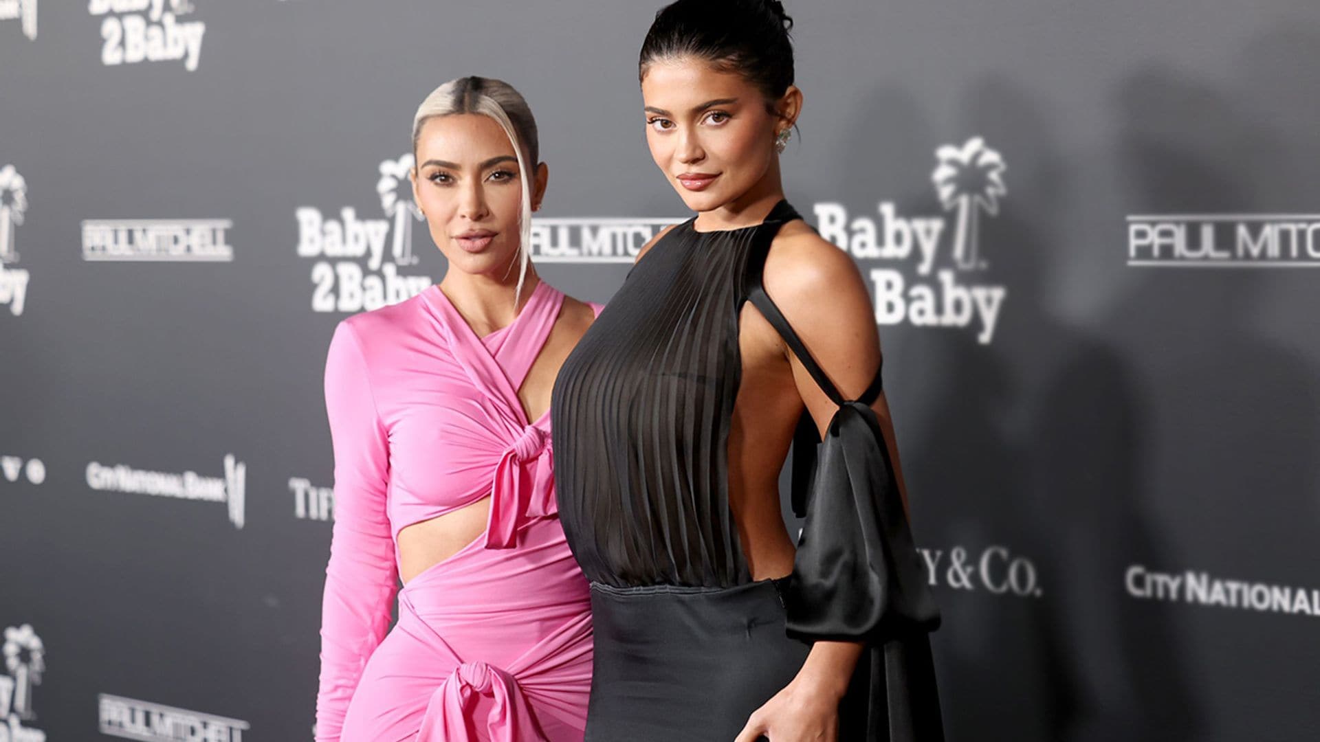 Kim Kardashian y Kylie Jenner, las hermanas que deslumbran con sus vestidos de pasarela