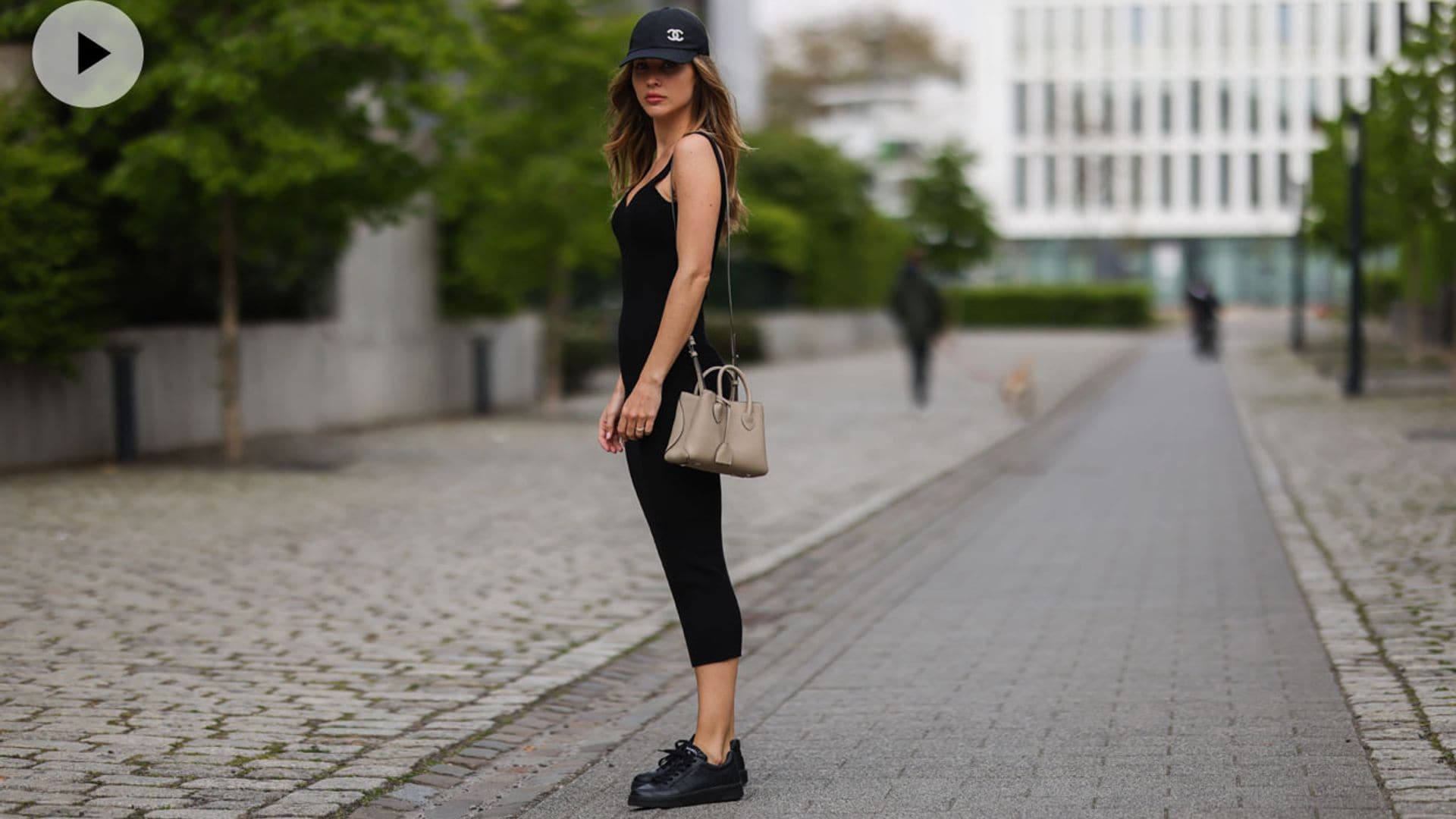 Nuevas formas de rendirte a la gorra y el 'bucket hat' esta temporada