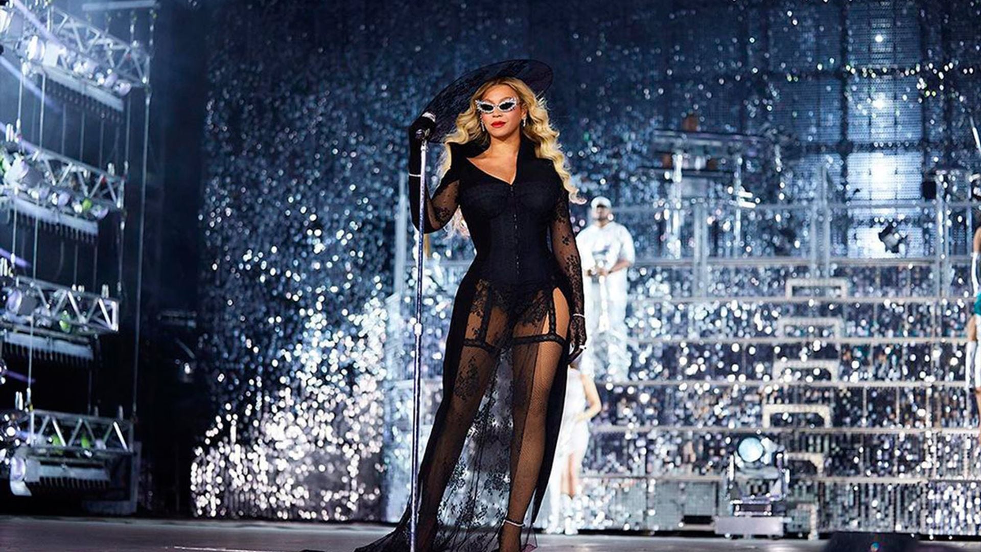 Beyoncé aparece en Boston con un traje lencero muy sexy y de un diseñador asturiano