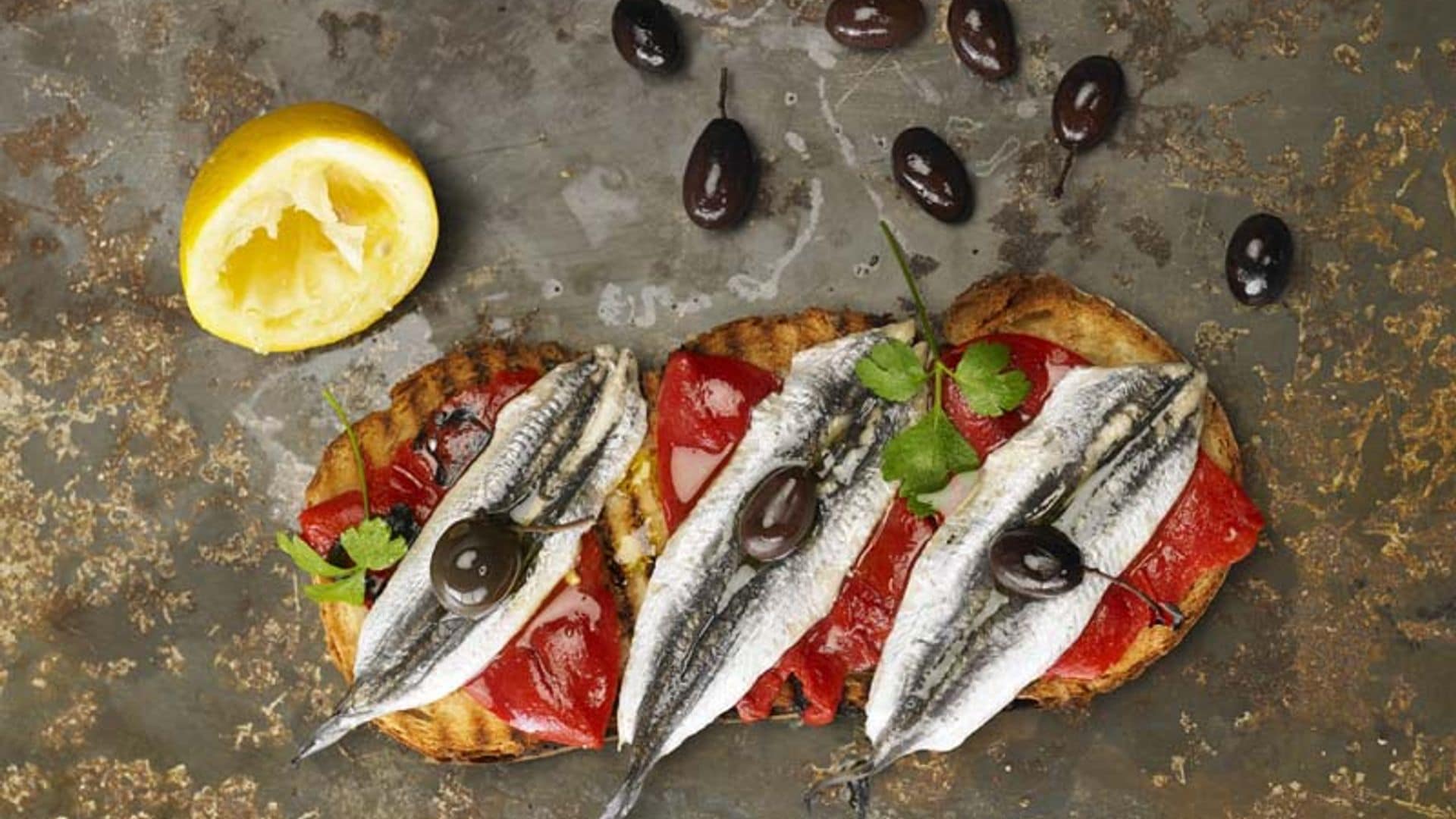 tosta pimientos boquerones vinagre aceitunas