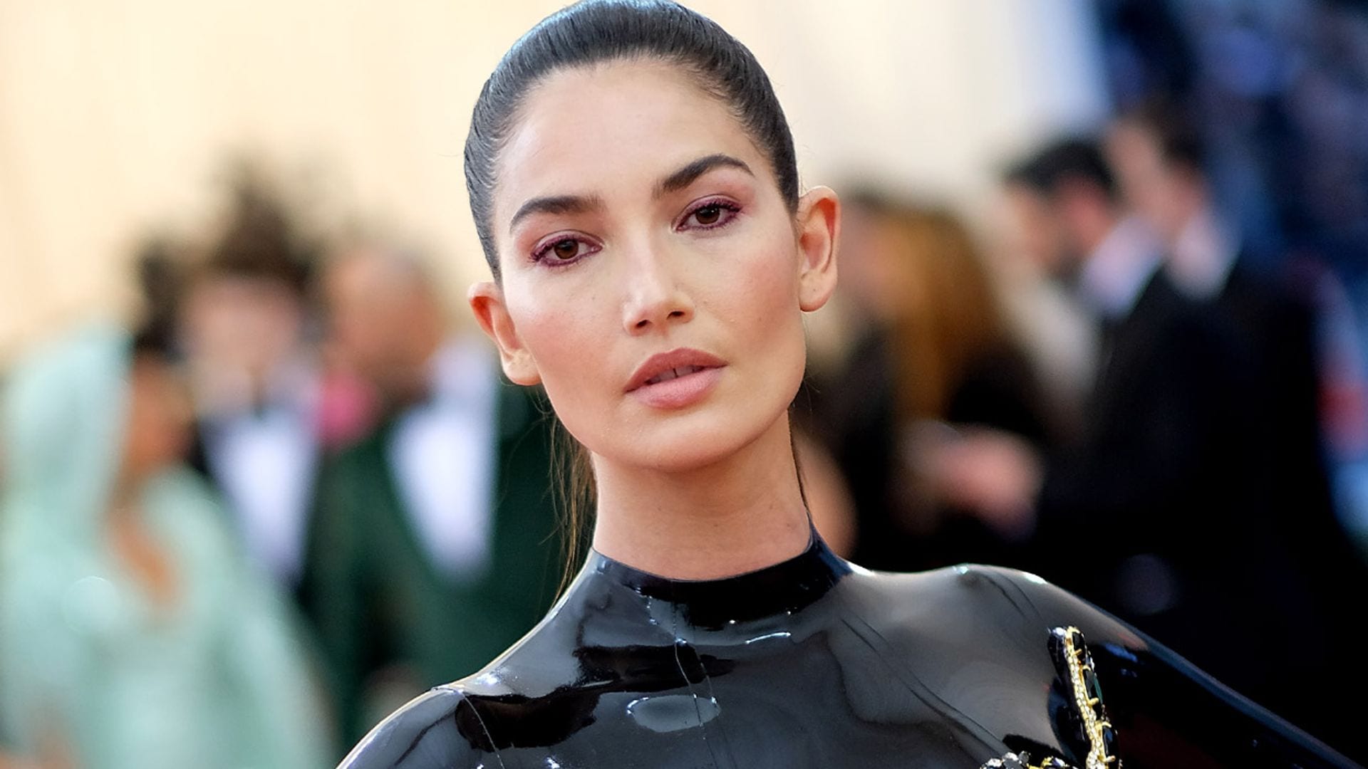 El look más atrevido de Lily Aldridge divide a sus fans