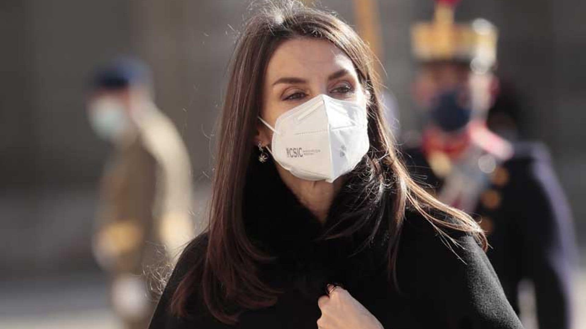 De negro y con mascarilla, el look más sobrio de doña Letizia en la Pascua Militar