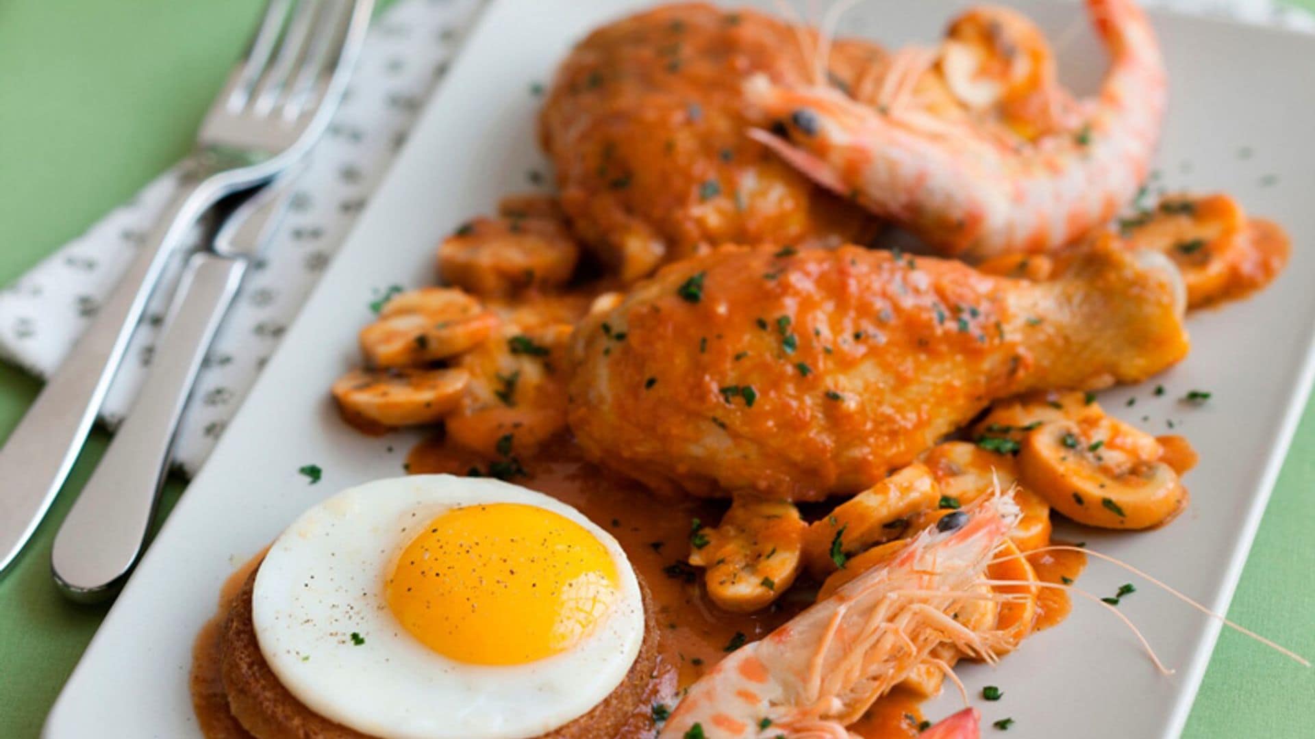 Muslitos de pollo con langostinos y champiñón en salsa de tomate