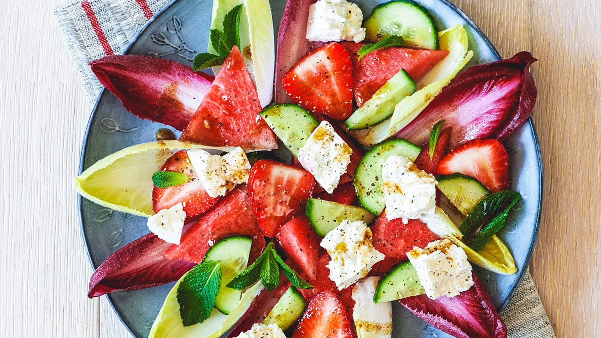 Ensalada de endivias con sandía, fresas y queso feta