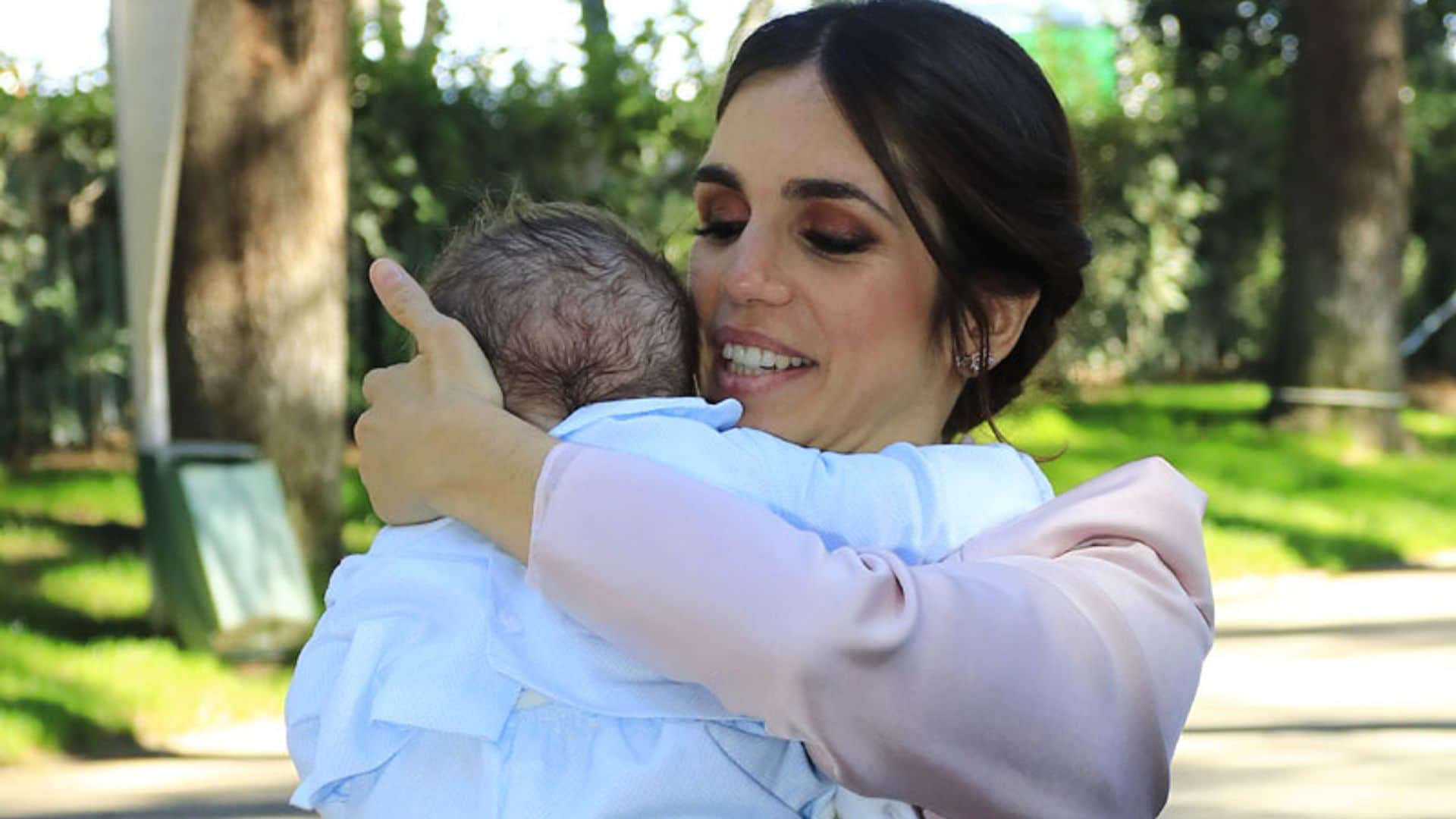 Noah, el hijo de Elena Furiase, celebra su quinto mes acompañando a mamá al trabajo