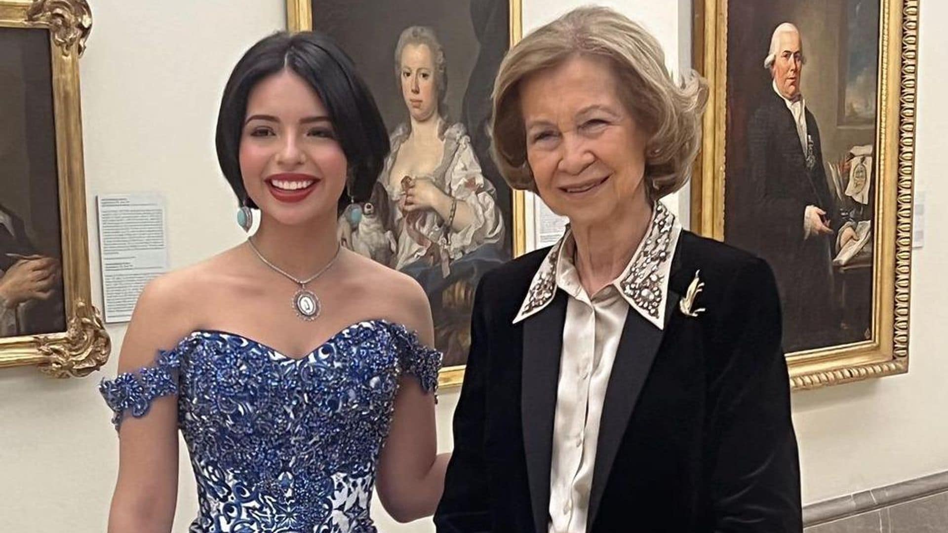 Ángela Aguilar posa junto a la reina Sofía, tras su presentación en España