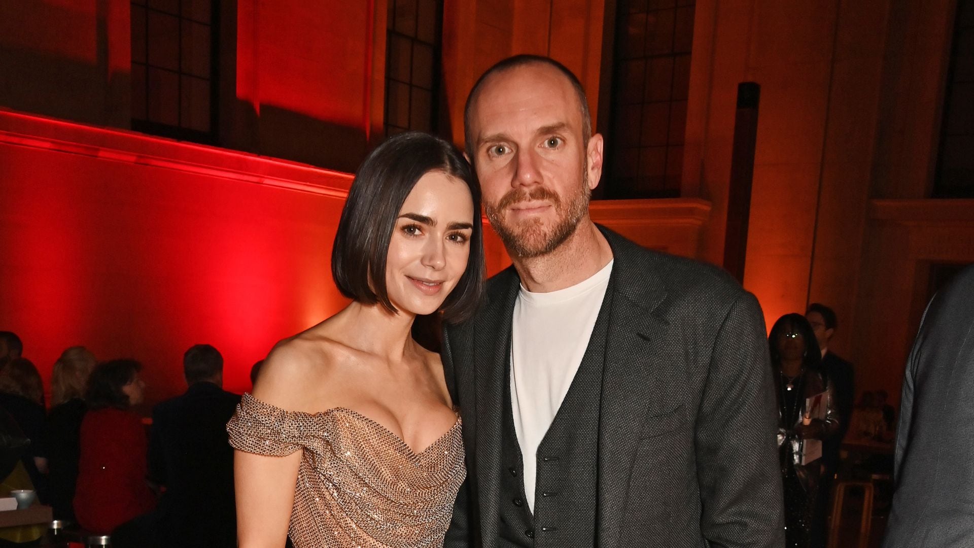 Lily Collins se convierte en madre por primera vez a través de gestación subrogada