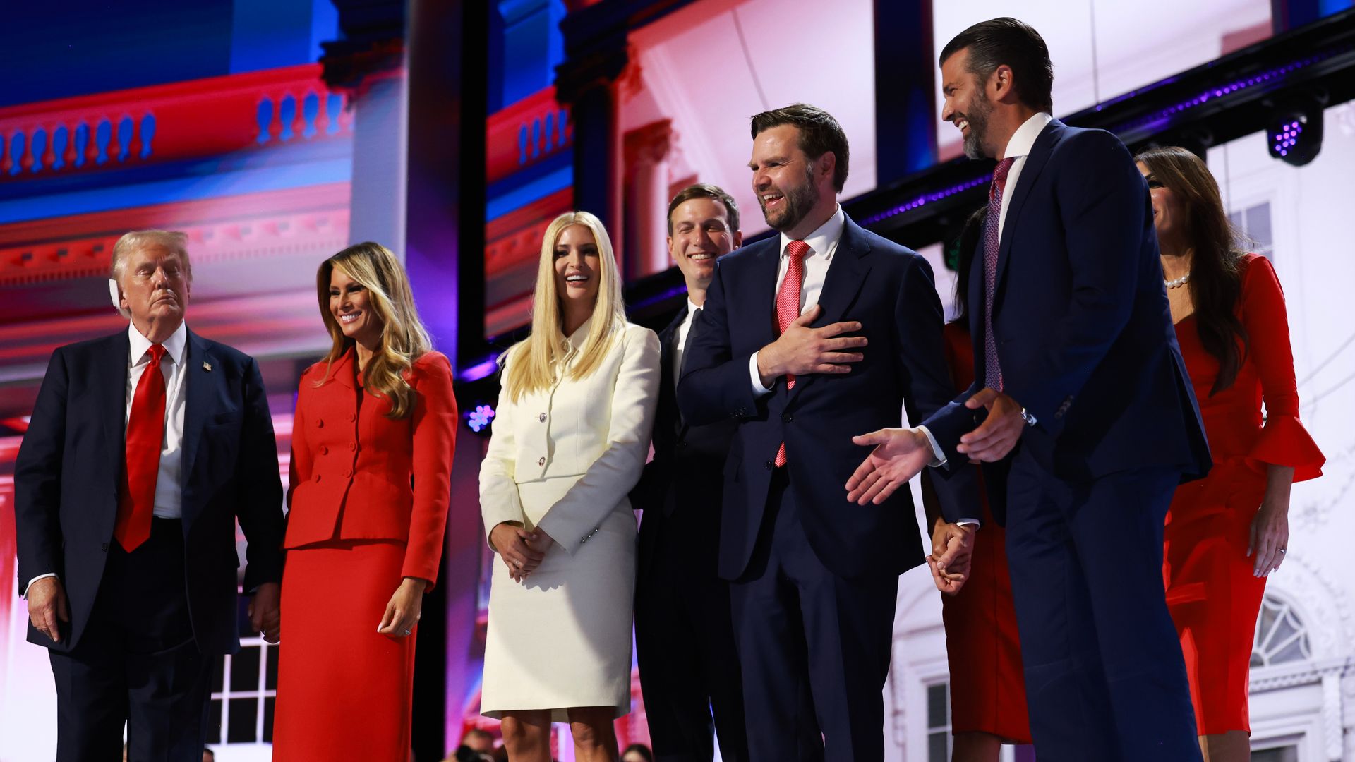 (De izq. a der.) El candidato republicano Donald Trump, la exprimera dama Melania Trump, Ivanka Trump, hija del expresidente Trump, Jared Kushner, yerno de Donald Trump, el candidato Republicano a vicepresidente J.D. Vance, Donald Trump Jr., son of former U.S. President Donald Trump, celebrate on the fourth day of the Republican National Convention at the Fiserv Forum on July 18, 2024 in Milwaukee, Wisconsin. Delegates, politicians, and the Republican faithful are in Milwaukee for the annual convention, concluding with former President Donald Trump accepting his party's presidential nomination. The RNC takes place from July 15-18. (Photo by Joe Raedle/Getty Images)