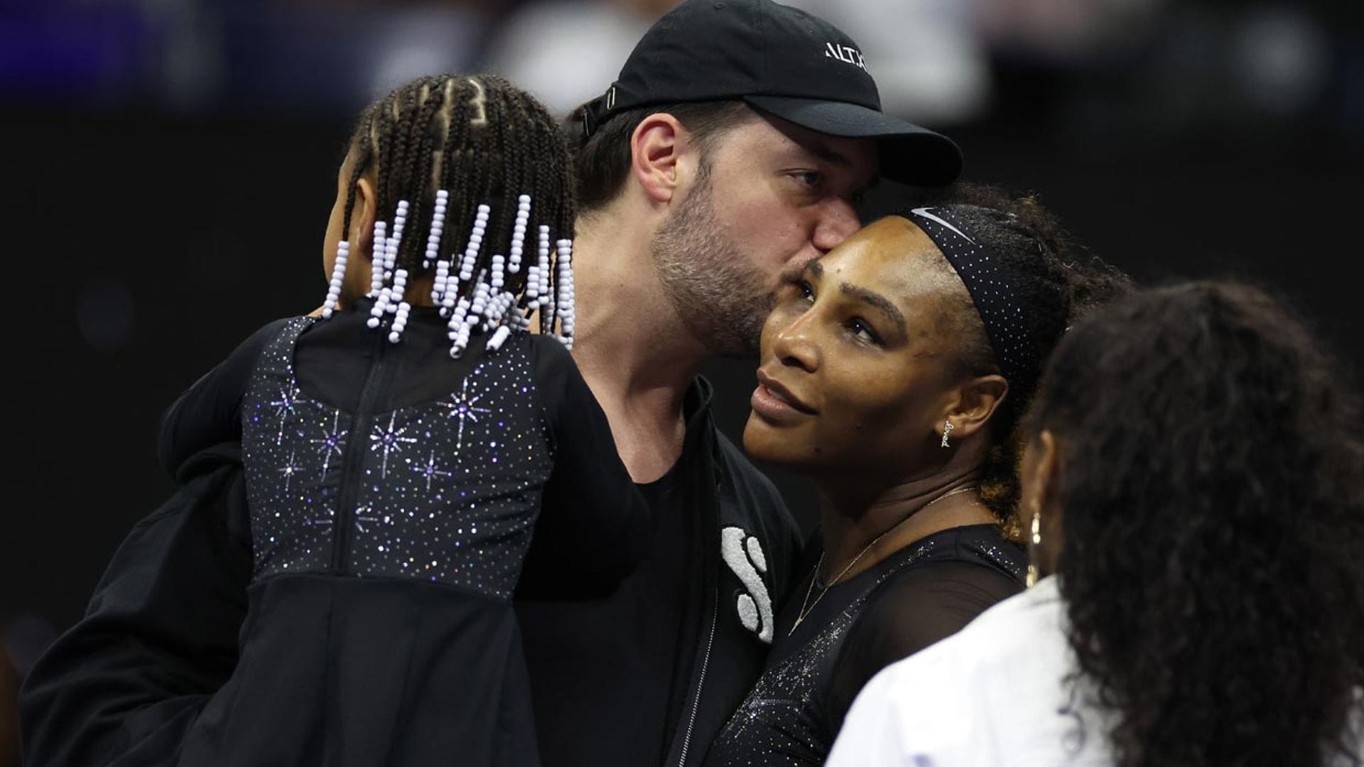 Serena Williams debuta en el US Open arropada por su marido y su hija