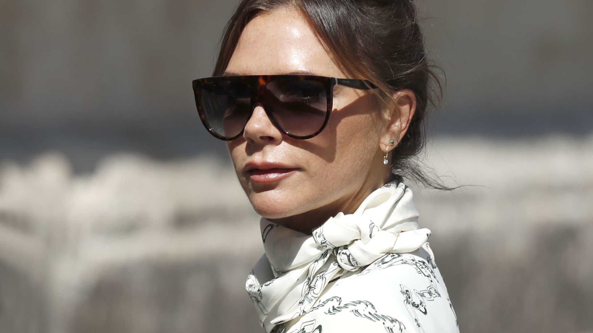 Ocho ocasiones en las que Victoria Beckham fue la diseñadora favorita de las 'royals'