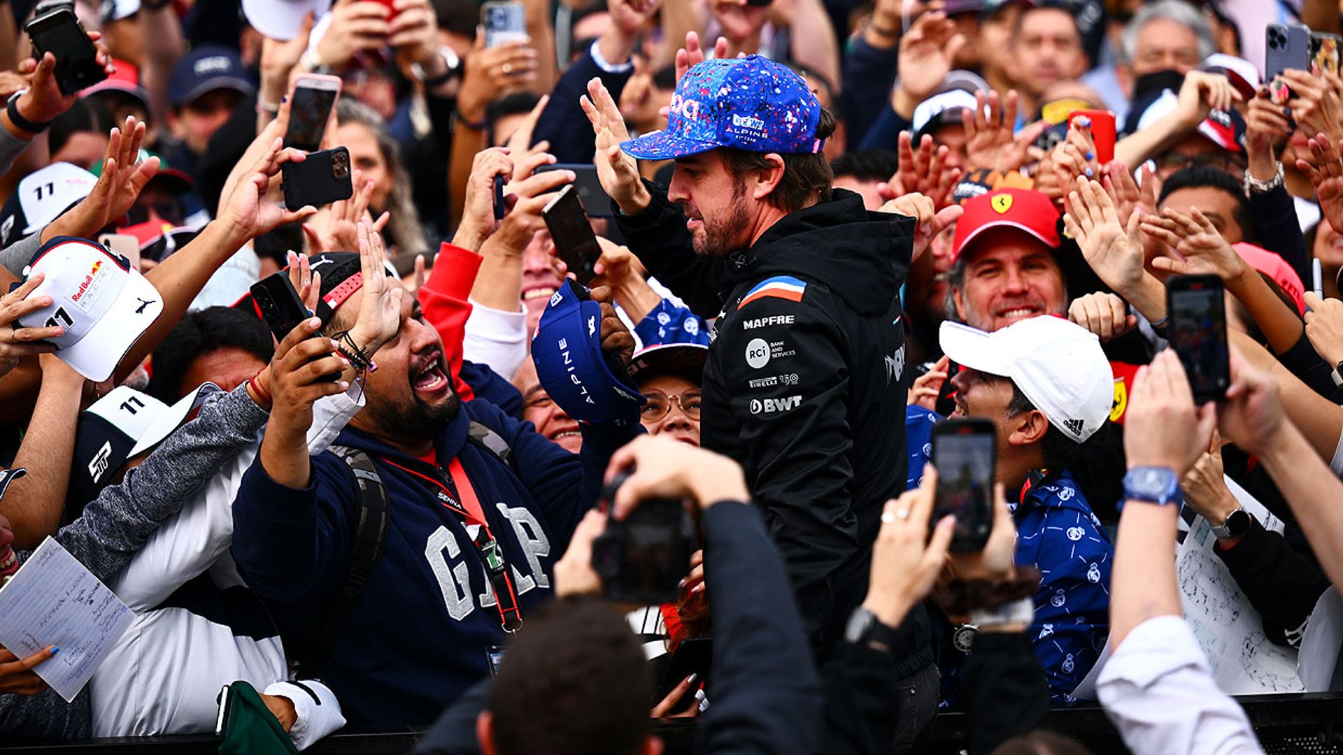 ¡Baño de masas! Fernando Alonso causa furor en el Gran Premio de México