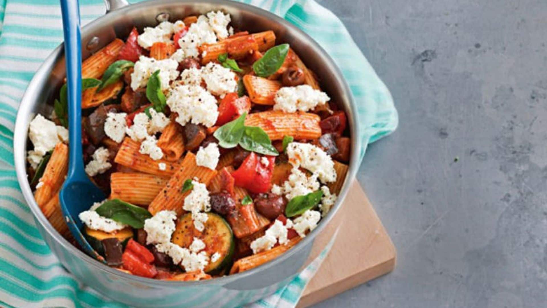 Pasta con 'ratatouille' y 'ricotta'