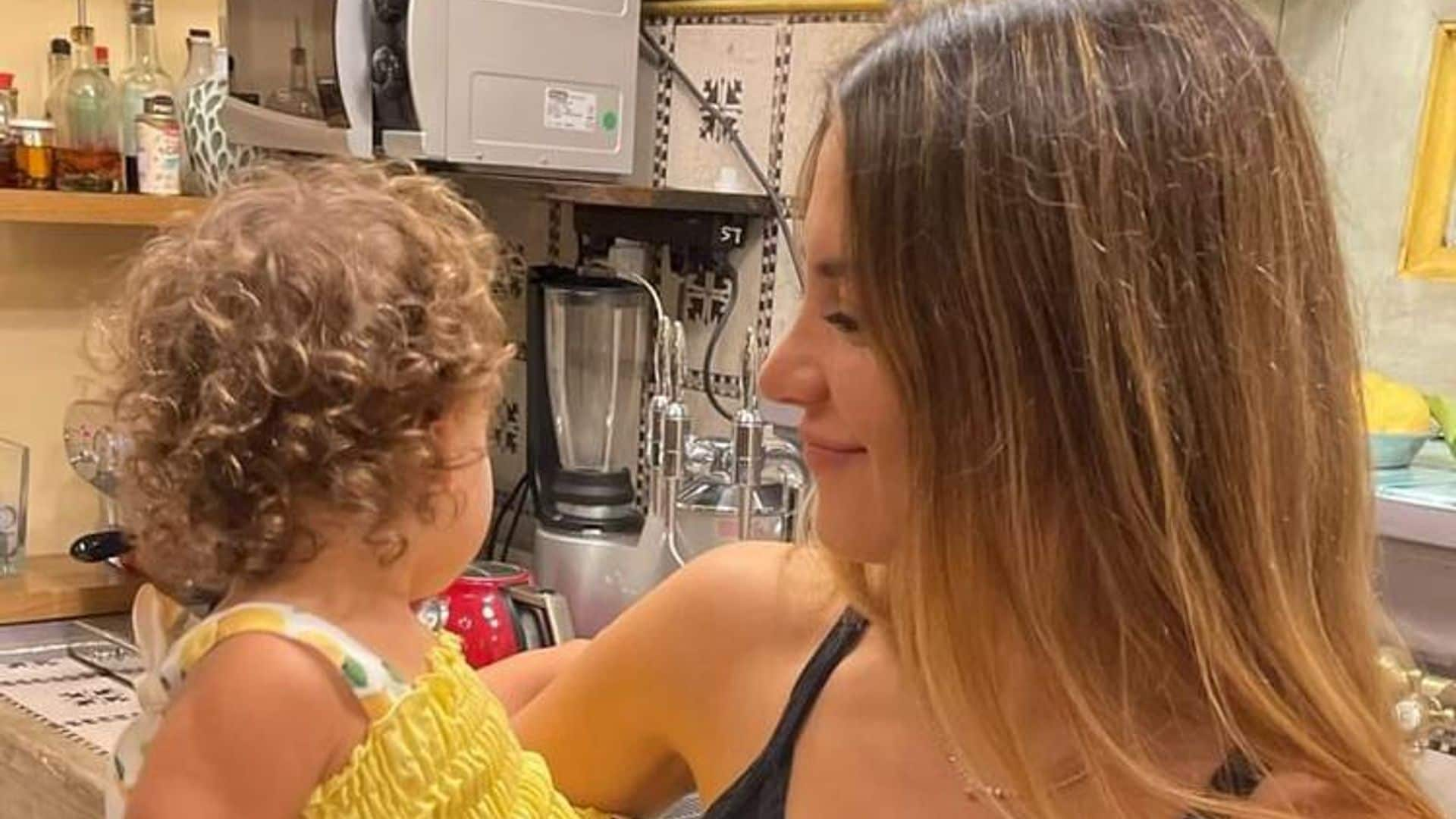 Con un pastel hecho por Noah, Sarah Kohan celebra a su pequeña Nala