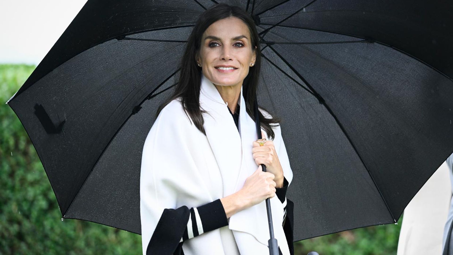 El último estreno de la Reina, un estiloso abrigo-capa en clave bicolor de Carolina Herrera