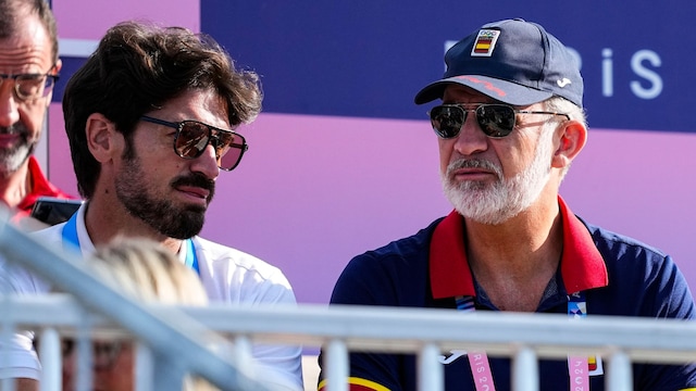 Javier Hernanz y el Rey Felipe durante los Juegos Olímpicos de Paris el 6 de agosto de 2024