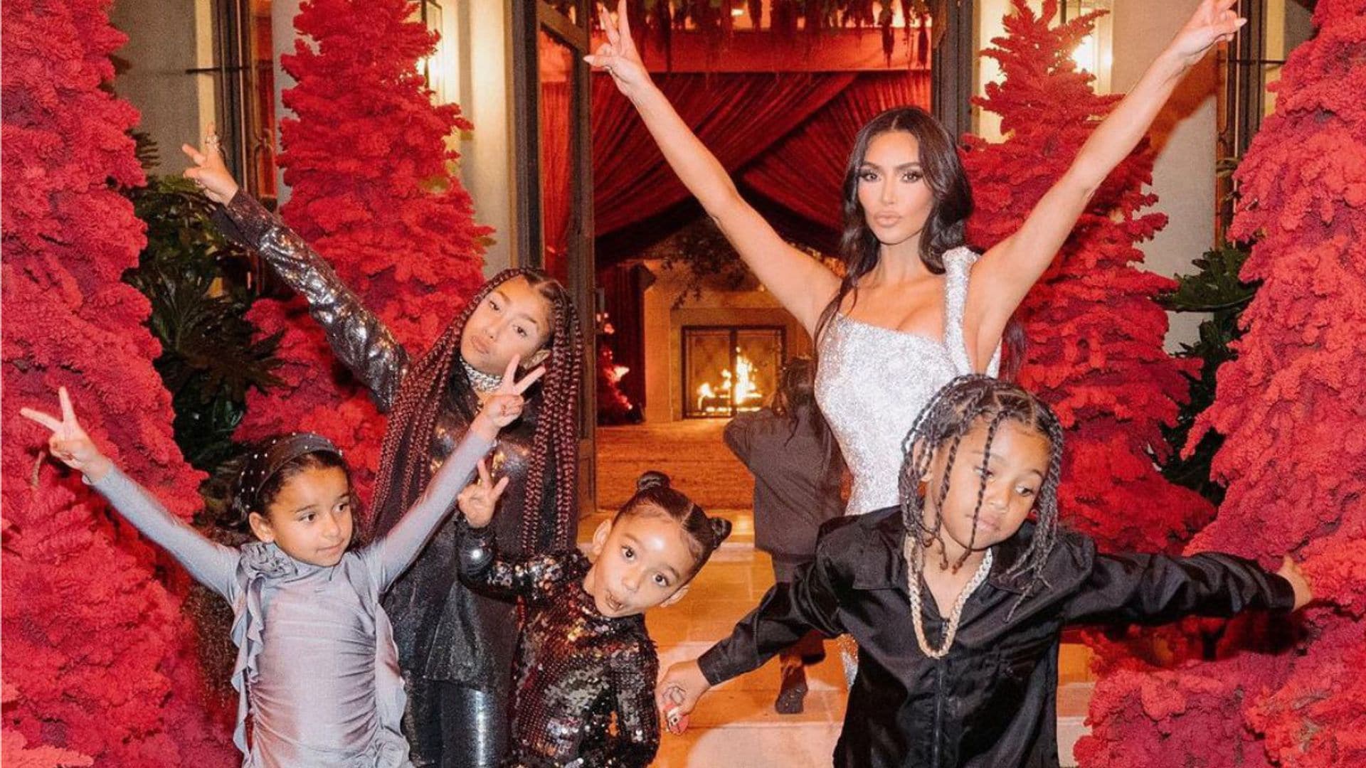 Kim Kardashian recibe a Papá Noel en su mansión ¡con regalos para todos los miembros de la familia!