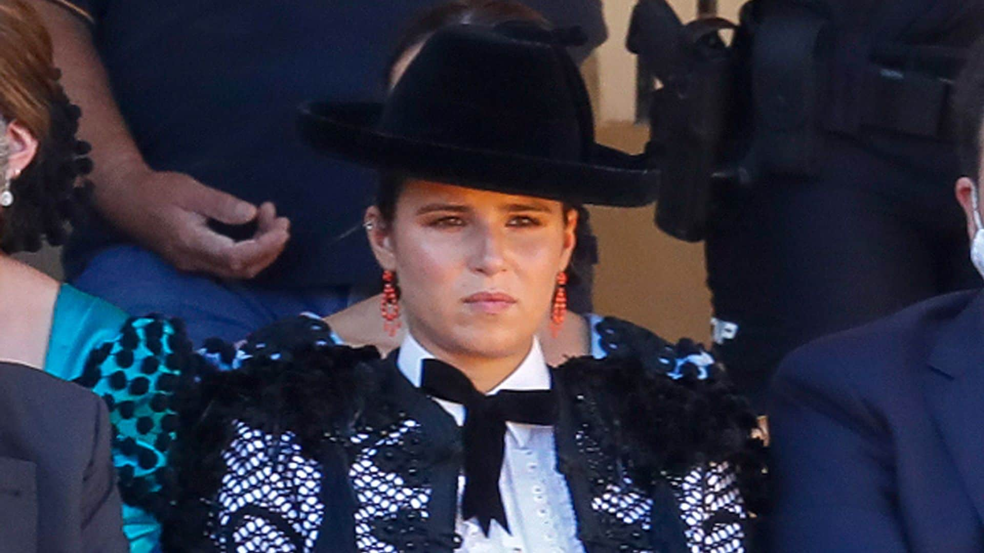 Cayetana Rivera, toda una dama goyesca arropada por su familia en la plaza de toros de Ronda