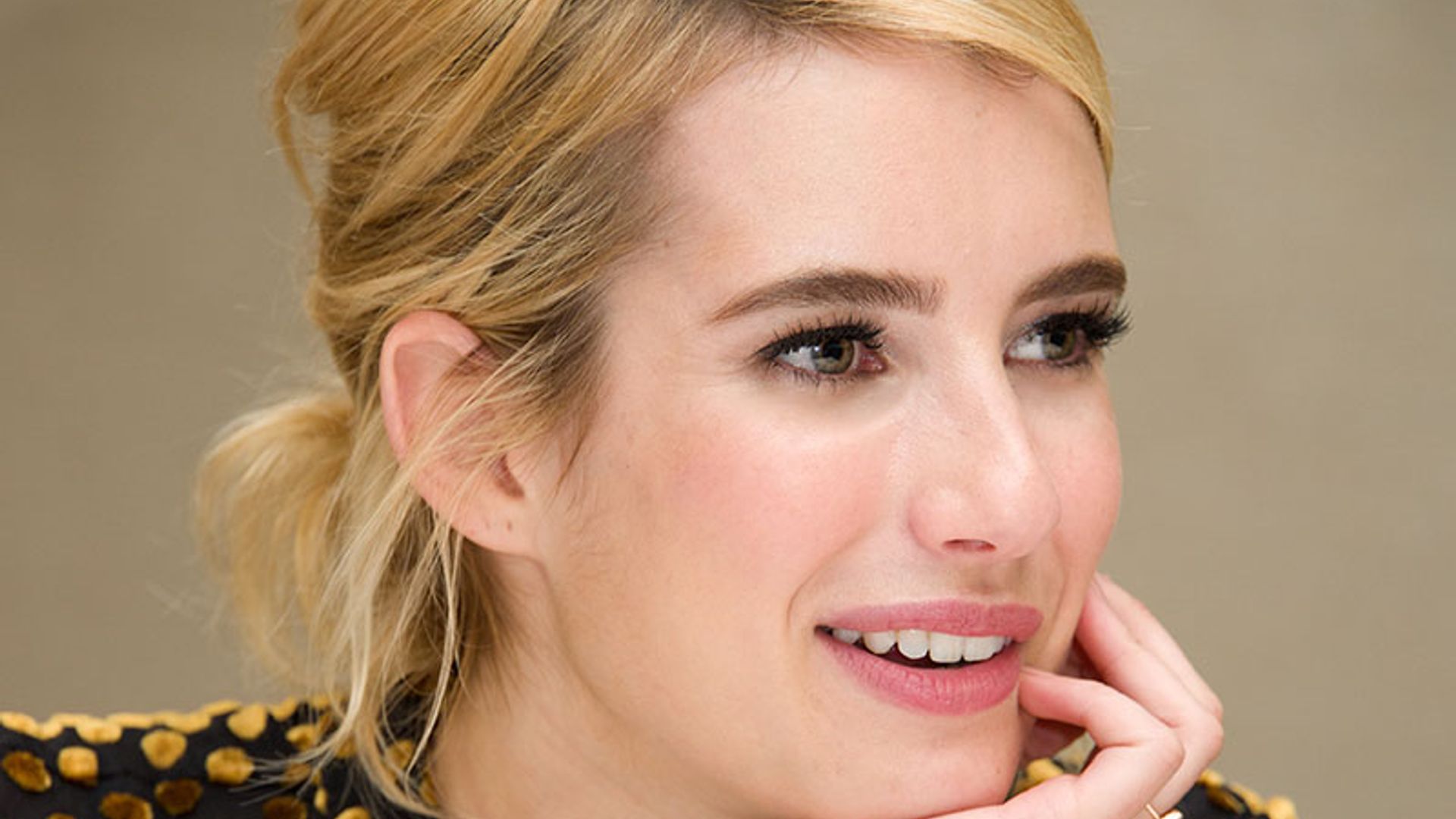 Logra un 'look'  informal, pero muy chic, con recogidos al estilo de Emma Roberts