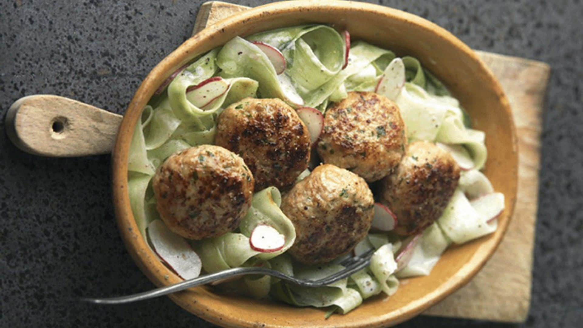 Albóndigas de ternera sobre ensalada de pepino y rábanito