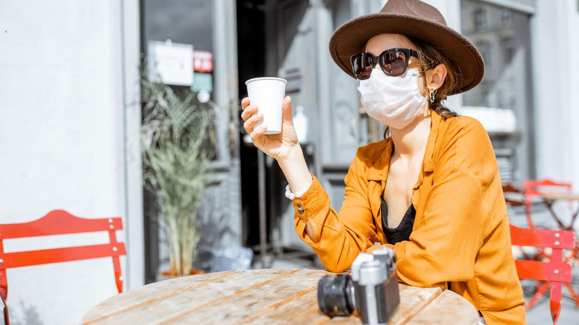 La razón por la que puedes contagiarte si fumas y llevas mascarilla