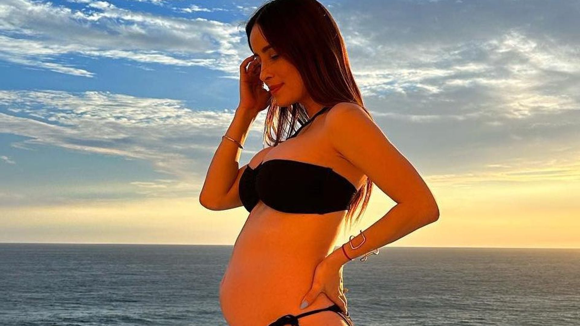 Cynthia, la esposa de Carlos Rivera, presume su pancita de embarazo en la playa