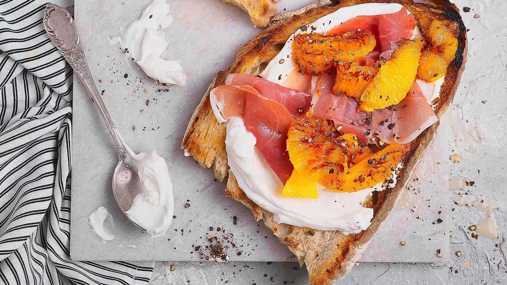 Tostada de jamón con queso crema y naranja caramelizada